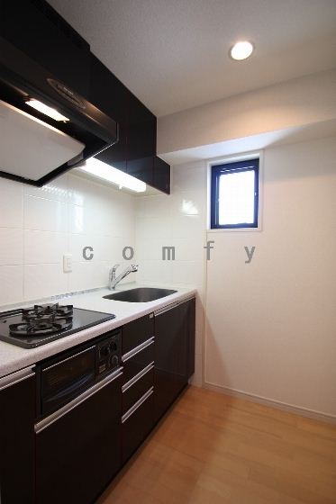 キッチン　小窓の付いたグリル付き２口キッチン