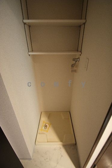 その他設備　上部の棚がうれしい室内洗濯機置場