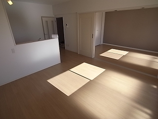 居室・リビング　引き戸を開けて広々リビング