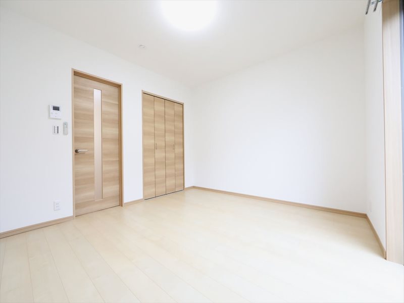 居室・リビング　洋室8.0帖　エアコン付　収納充実しています