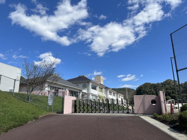 小学校　岡山市立御津小学校（小学校）まで973m