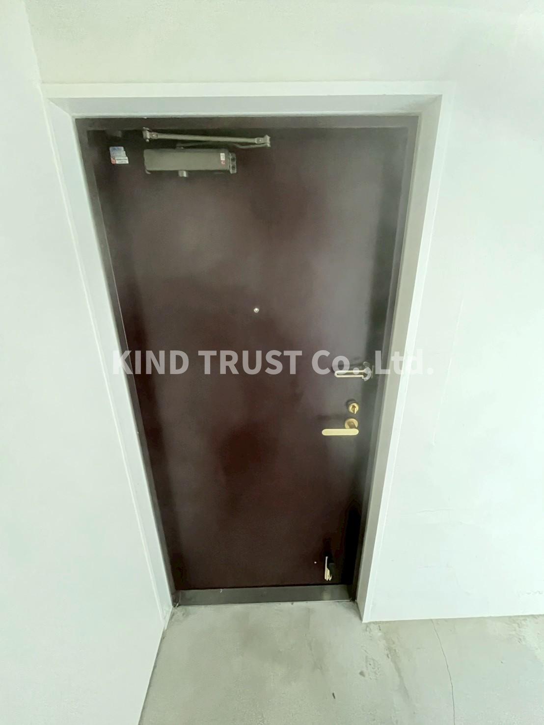 玄関　収納もある玄関です