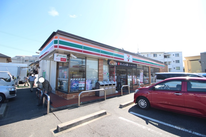 コンビニ　セブンイレブン（コンビニ）まで300m