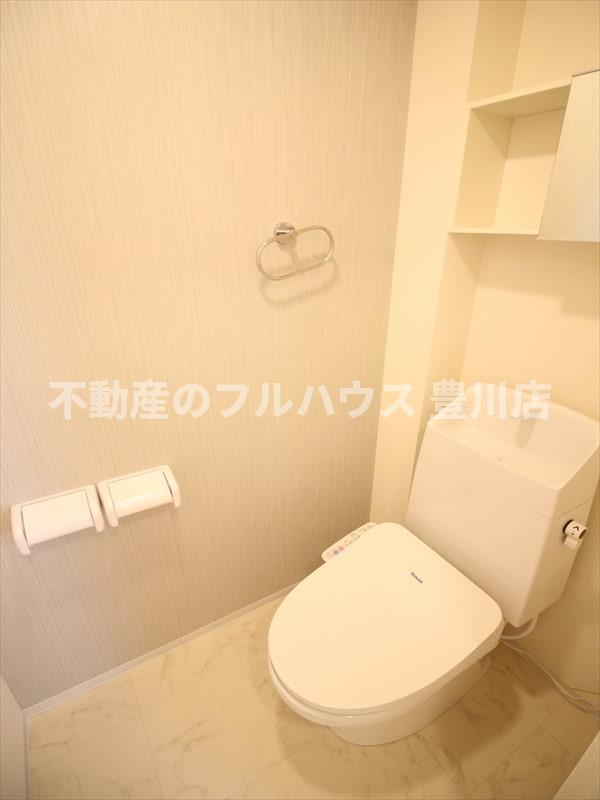 トイレ　写真は同型タイプ別物件