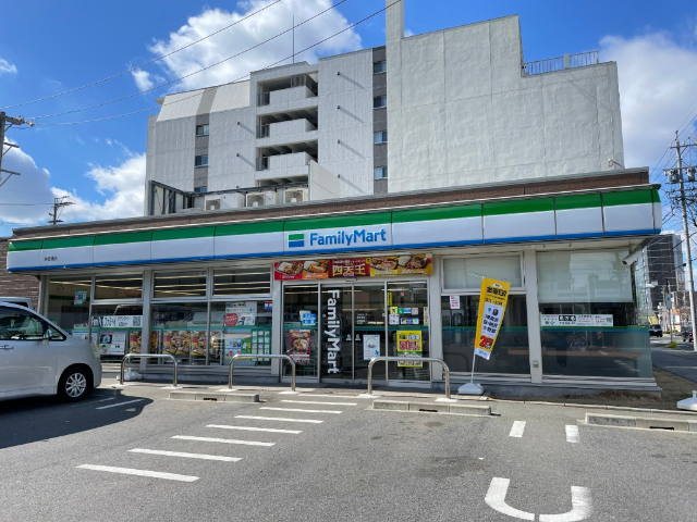 コンビニ　ファミリーマート（コンビニ）まで530m