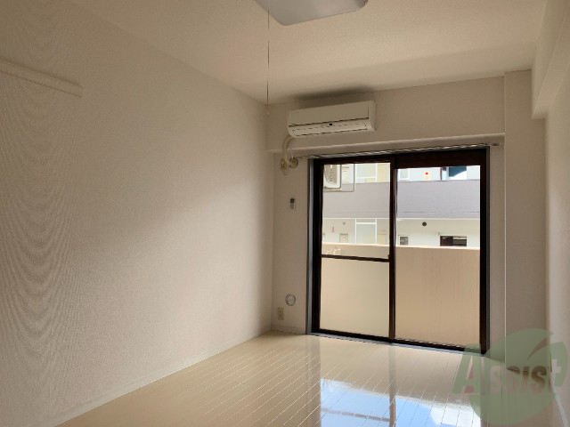 居室・リビング　７帖の洋室です。広々として、きれいですね。