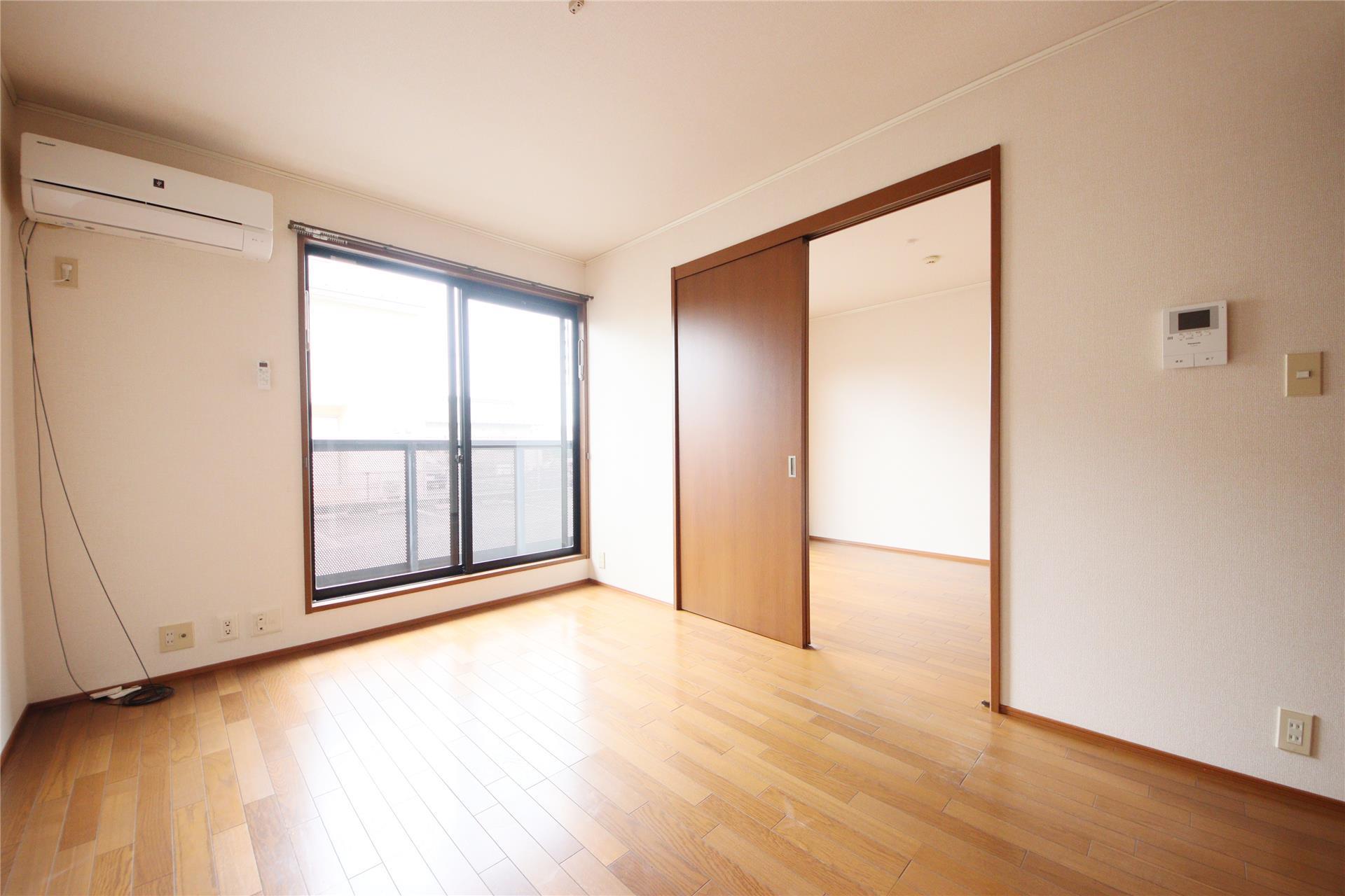 居室・リビング　エアコン付きフローリング床の明るいリビング！