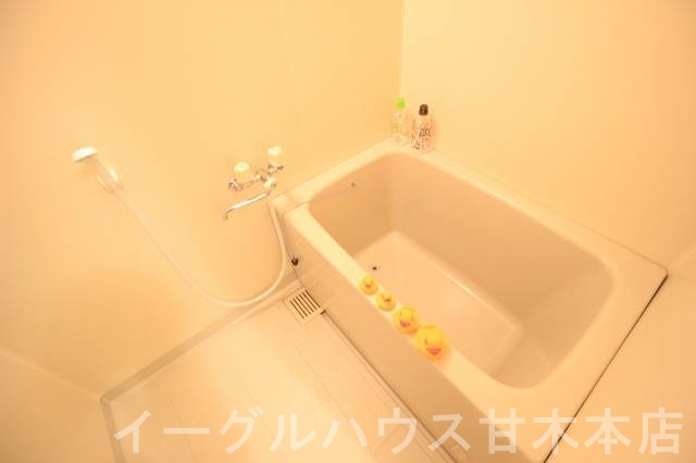 バス・シャワールーム　ゆっくり浸かれるバスタブ。