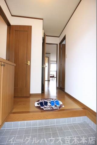 玄関　南西向きで陽当たり良好。