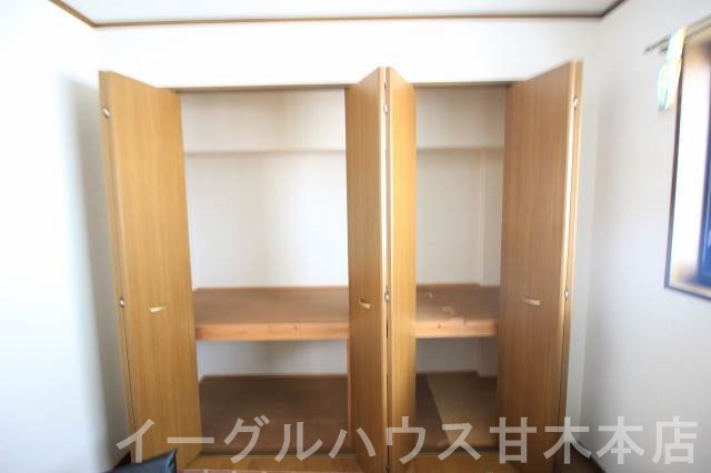 収納　壁一面のクローゼット。