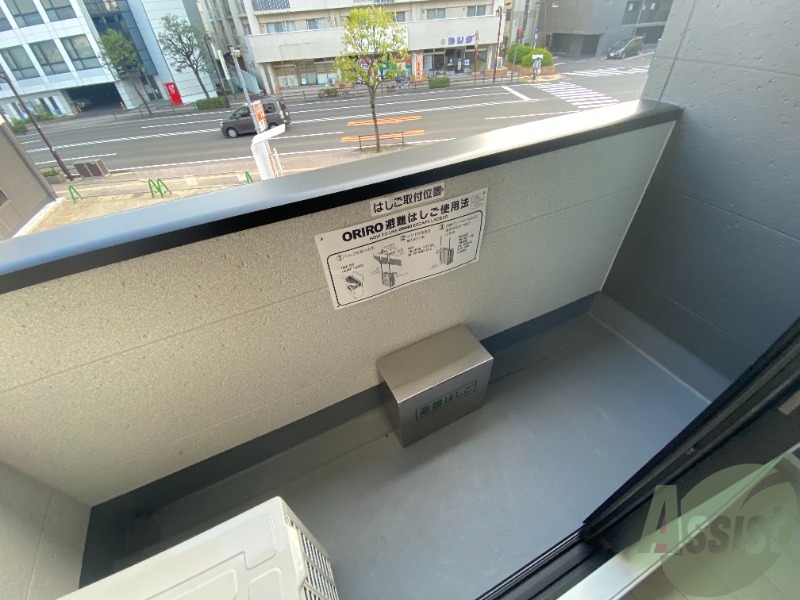 バルコニー　バルコニーは洗濯物を干すのに十分な広さです。