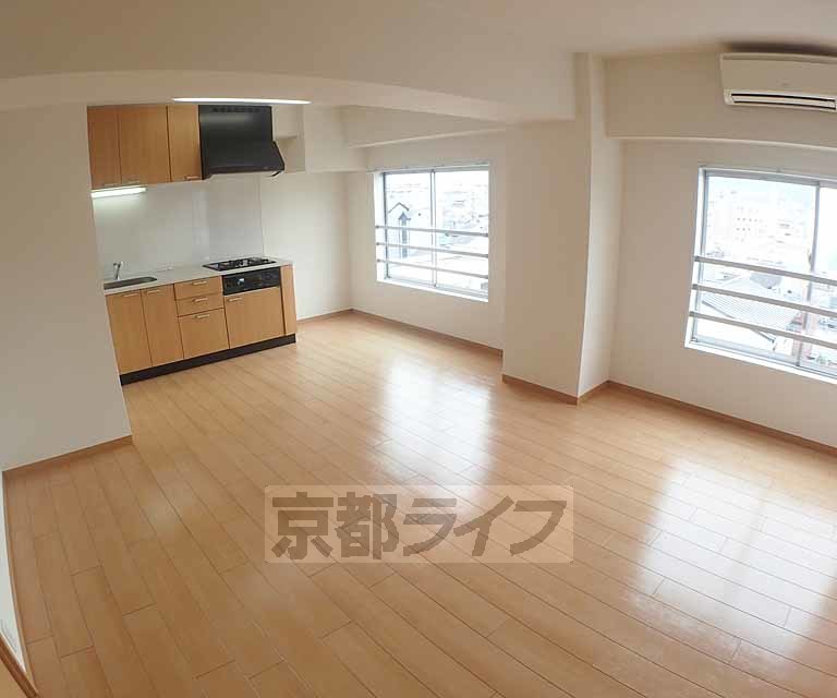 居室・リビング　とても広々としていて綺麗なお部屋です。
