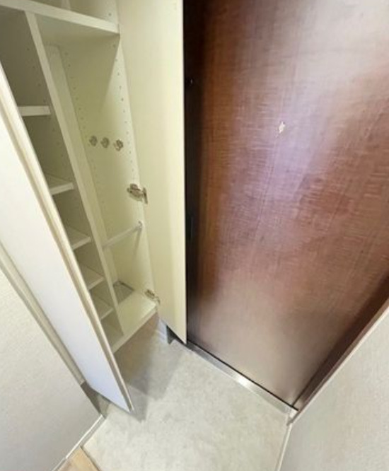 玄関　※別部屋の参考写真です。