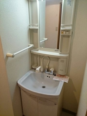 洗面設備　明るい洗面所です