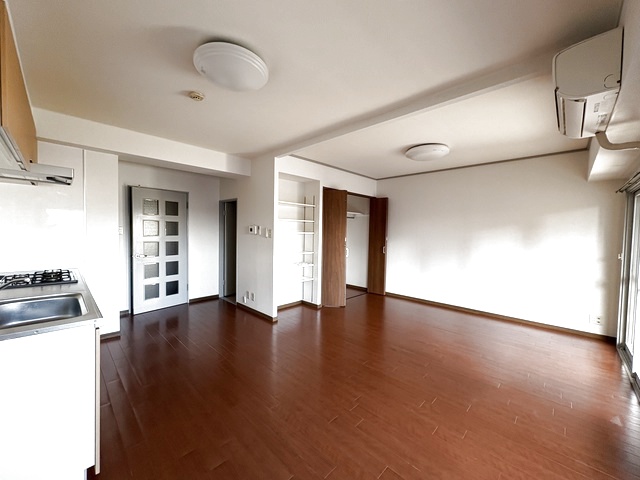 居室・リビング　内見・ご案内出来ます。ご一報下さい。