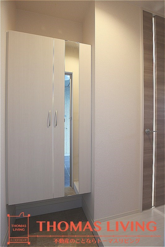 玄関　玄関収納が備わっています。