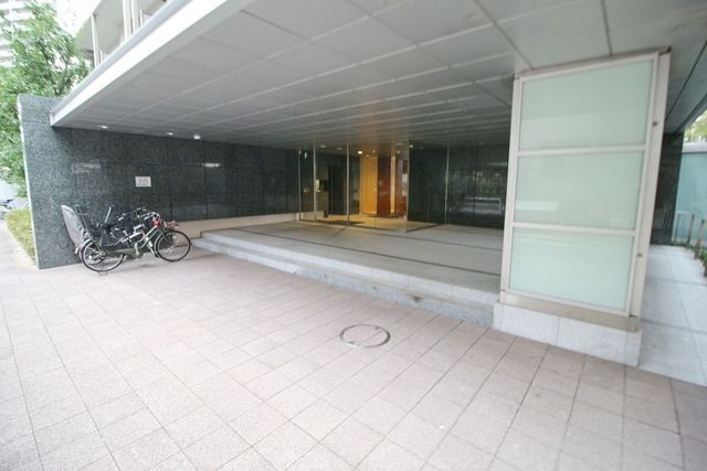 エントランス　落ち着いたエントランスです