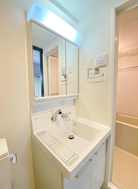 洗面設備　大きな鏡の洗面台