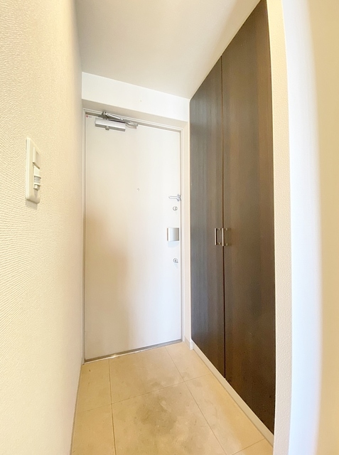 玄関　背の高いシューズボックス
