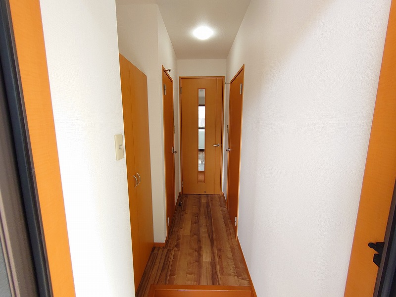 玄関　写真は内装済み別号室