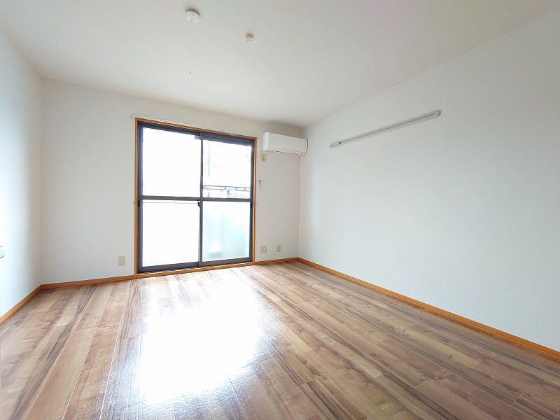 居室・リビング　写真は内装済み別号室