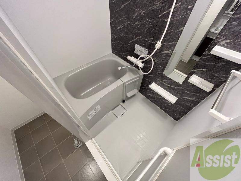 バス・シャワールーム　お風呂です。広々したバスでゆっくりくつろげます。