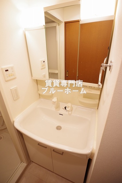 洗面設備　三面鏡のシャンプードレッサー！