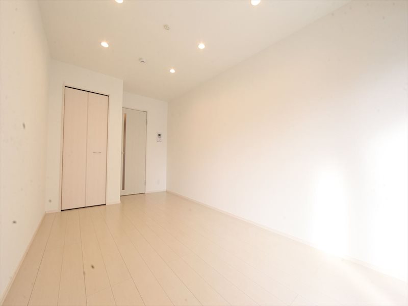 居室・リビング　洋室7.7帖　収納充実　エアコン完備