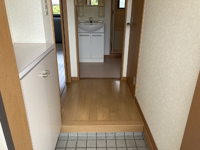 玄関　※別室同じ間取りの写真。現況を優先します。