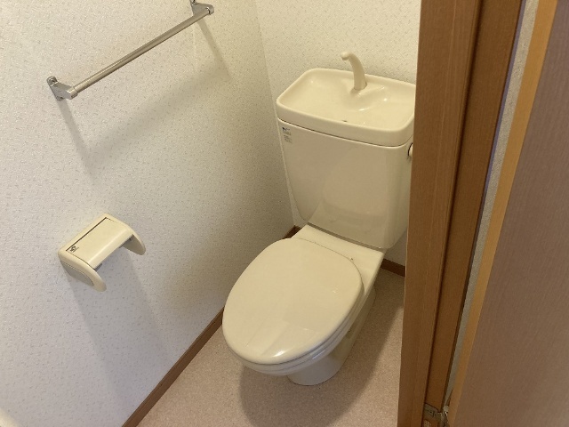 トイレ　※別室同じ間取りの写真。現況を優先します。