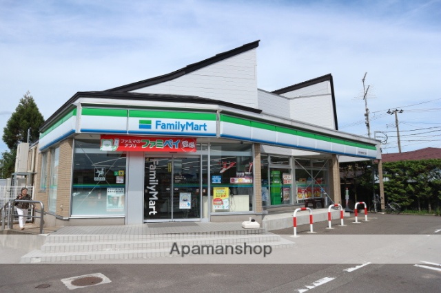 コンビニ　ファミリーマート（コンビニ）まで740m