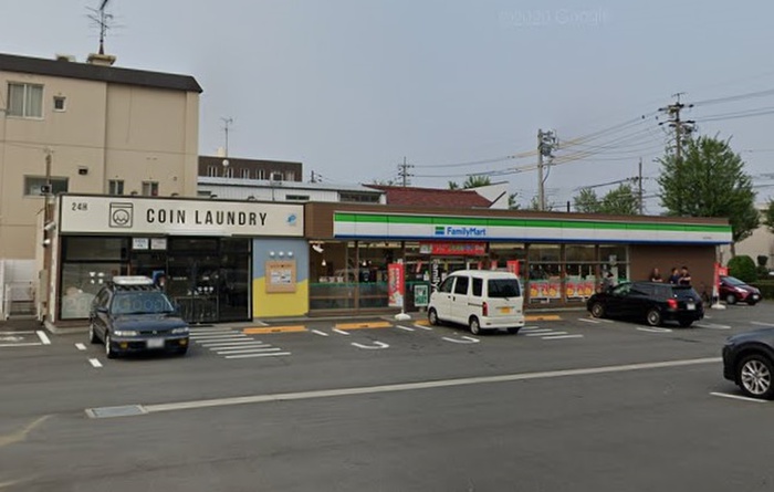 コンビニ　ファミリーマート（コンビニ）まで445m