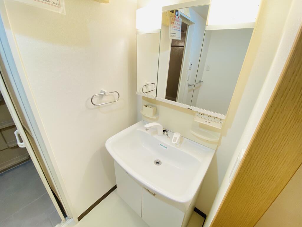 洗面設備　三面鏡のシャンプードレッサー