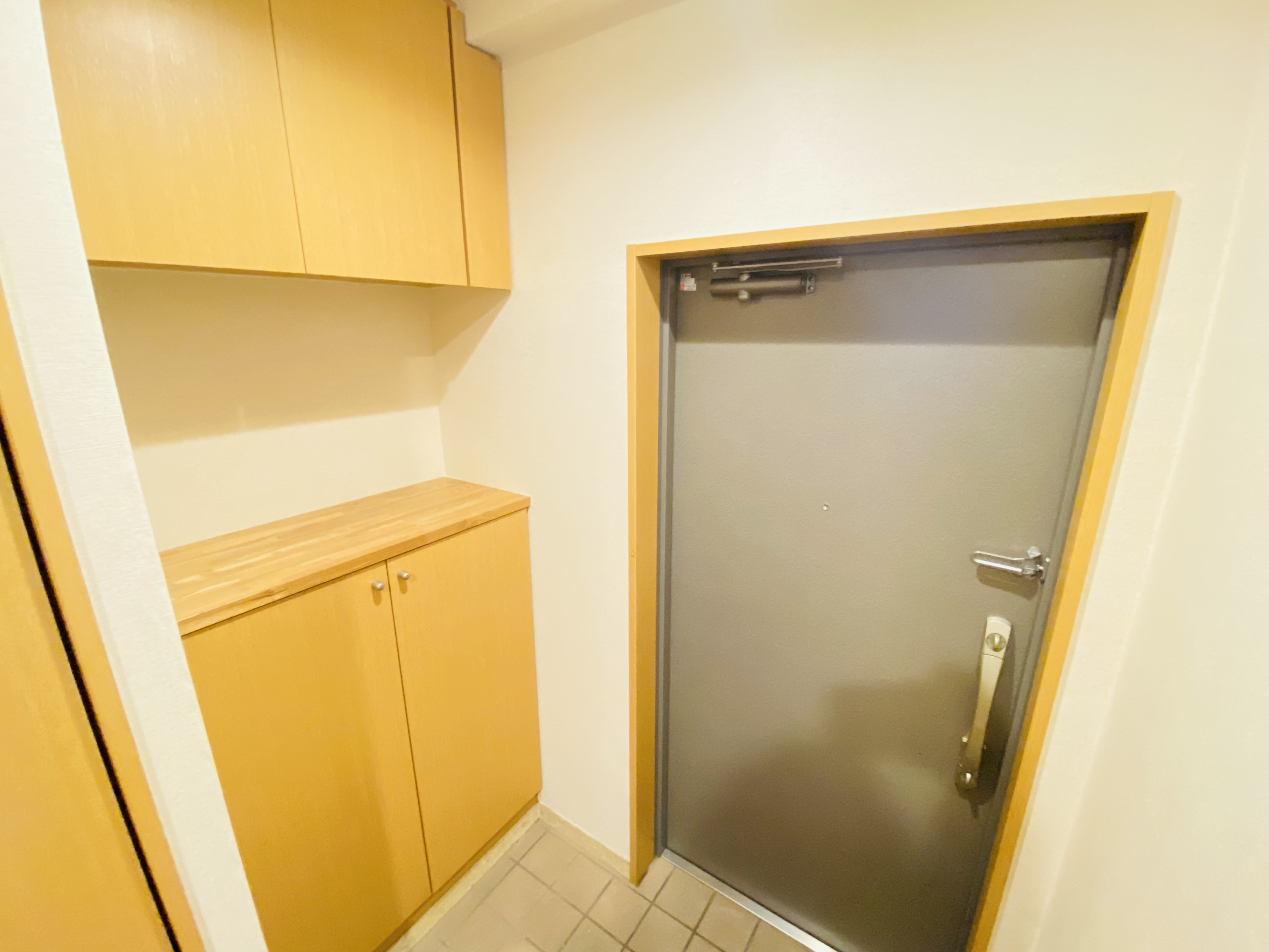 玄関　上下に下駄箱もあります