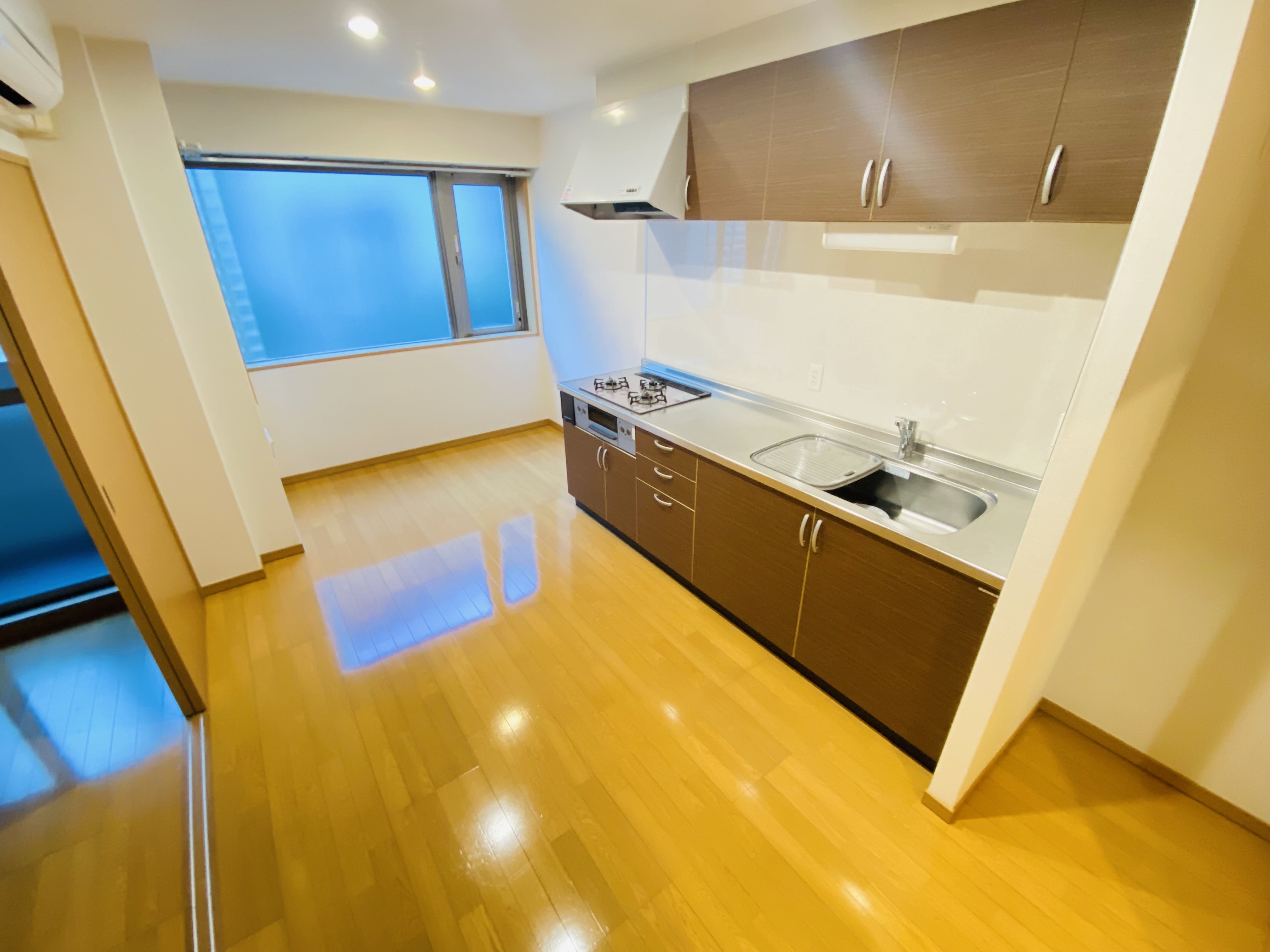 居室・リビング　ダウンライトを新設した明るいリビング