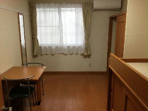 バルコニー　１階：フローリング　２階：カーペット