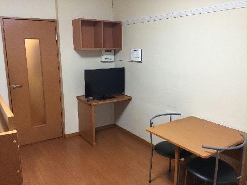 居室・リビング　１階：フローリング　２階：カーペット