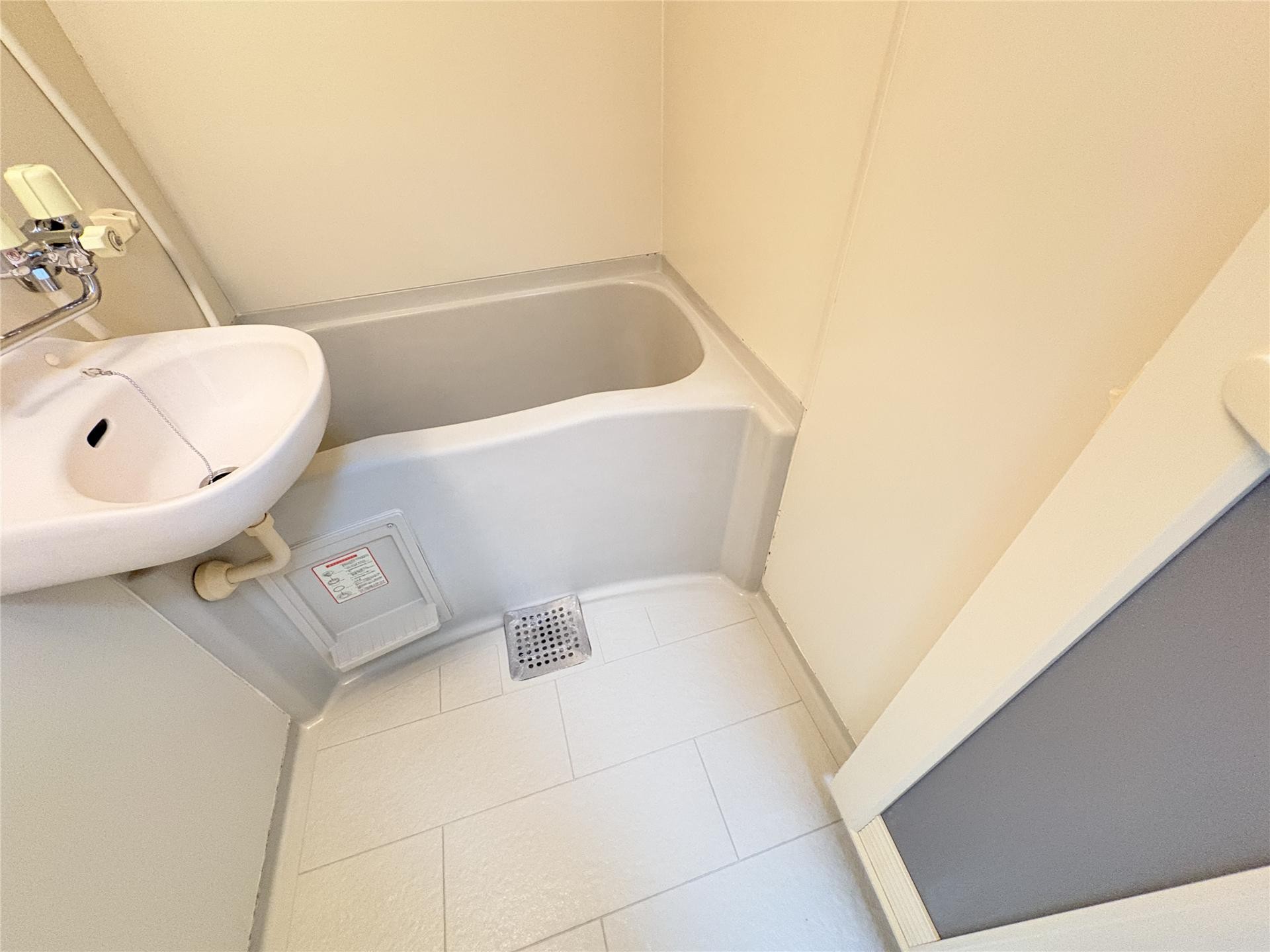 バス・シャワールーム　別部屋同タイプの写真となります。