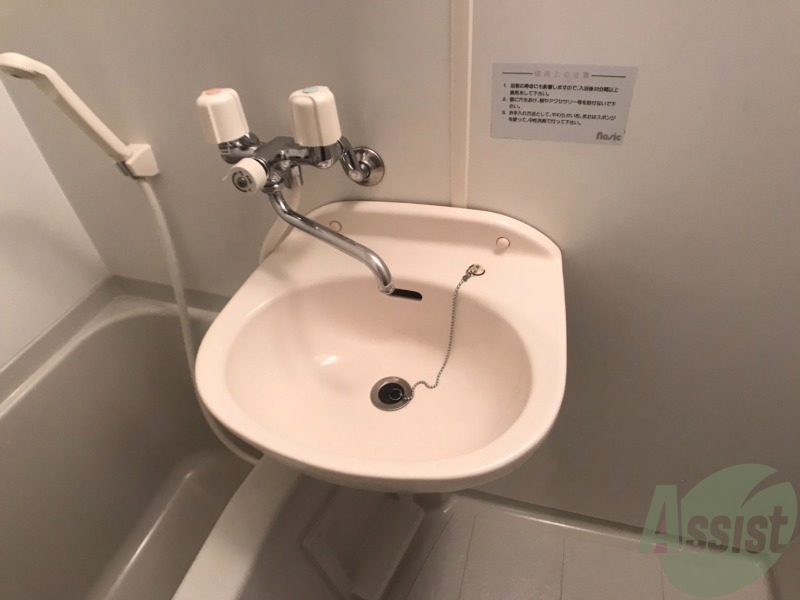 洗面設備　浴室に洗面台が付いてるので、朝の身支度も楽にできますね。