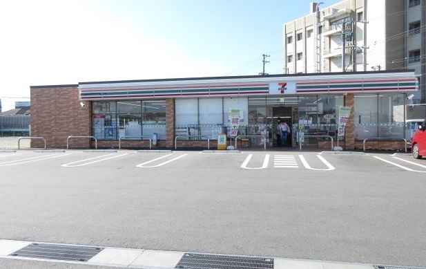 コンビニ　セブンイレブン松阪荒木町店（コンビニ）まで290m