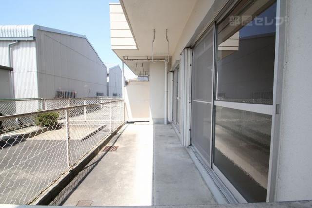 バルコニー　日当たりの良い広いベランダです。