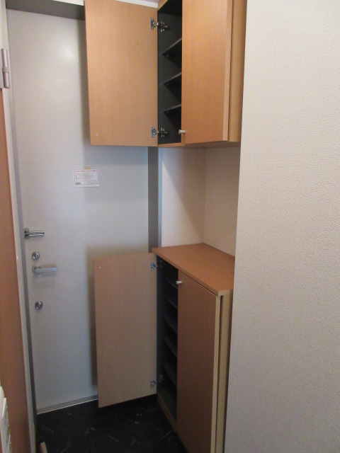 玄関　玄関前に下駄箱完備