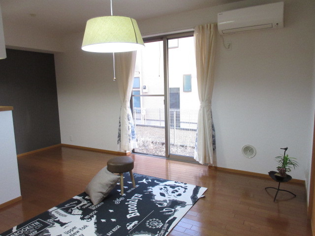 居室・リビング　アクセントクロスを使用した明るい綺麗なリビング