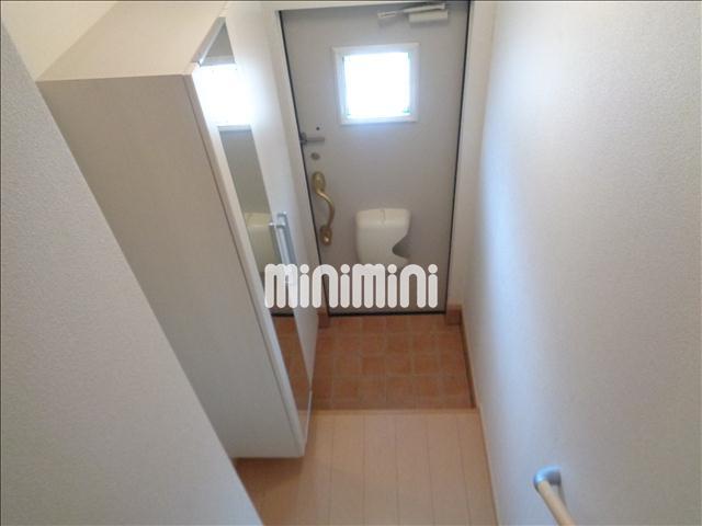 玄関　階段上から見える玄関。