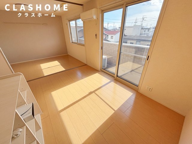 居室・リビング　同物件の別部屋になります。