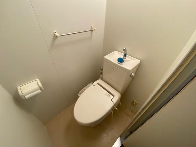 トイレ　同タイプの別部屋の写真です