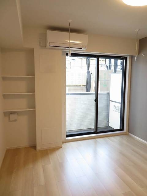 居室・リビング　エアコン付きのリビングです。