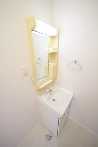 洗面設備　※同タイプの別の部屋の写真です。