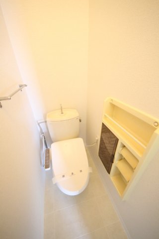 トイレ　※同タイプの別の部屋の写真です。