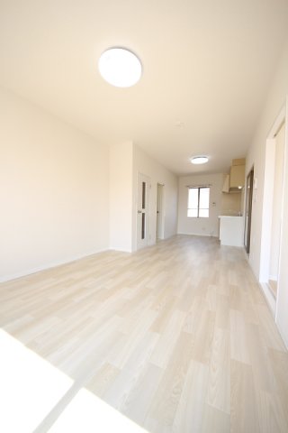 居室・リビング　※同タイプの別の部屋の写真です。